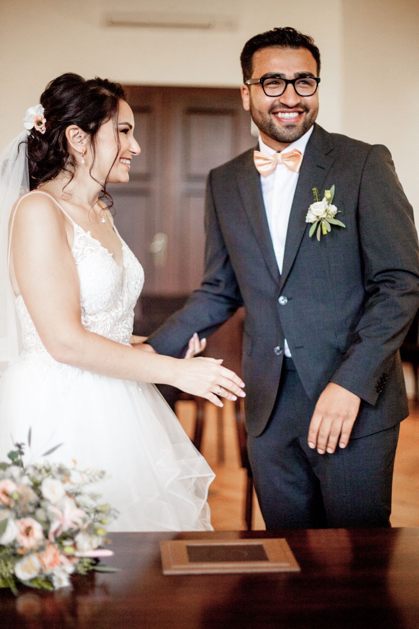 Hochzeitsfotograf berlin fotografiert Paar im Standesamt