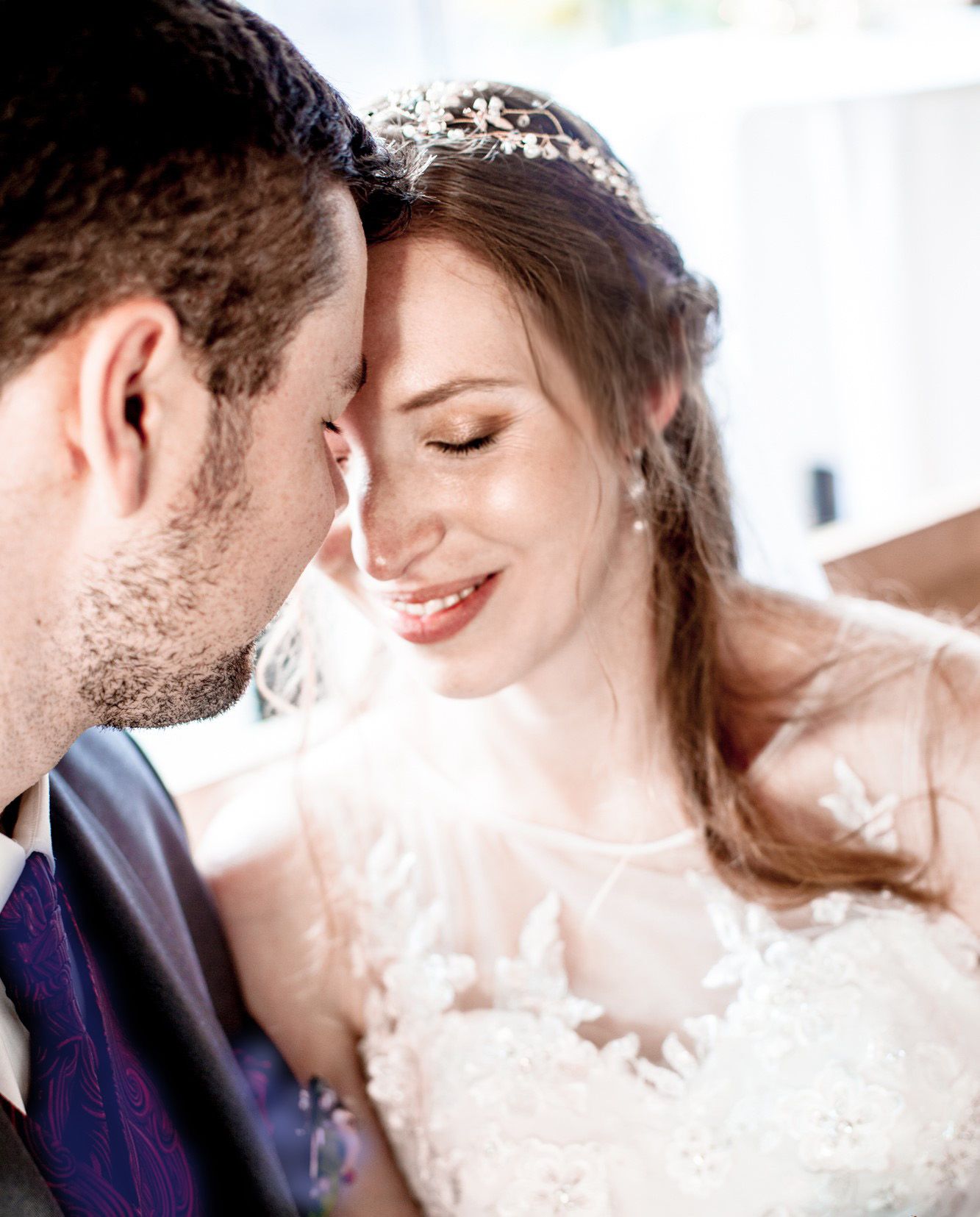 Hochzeitsfotograf berlin Hochzeitspaar lächelnd Stirn an Stirn