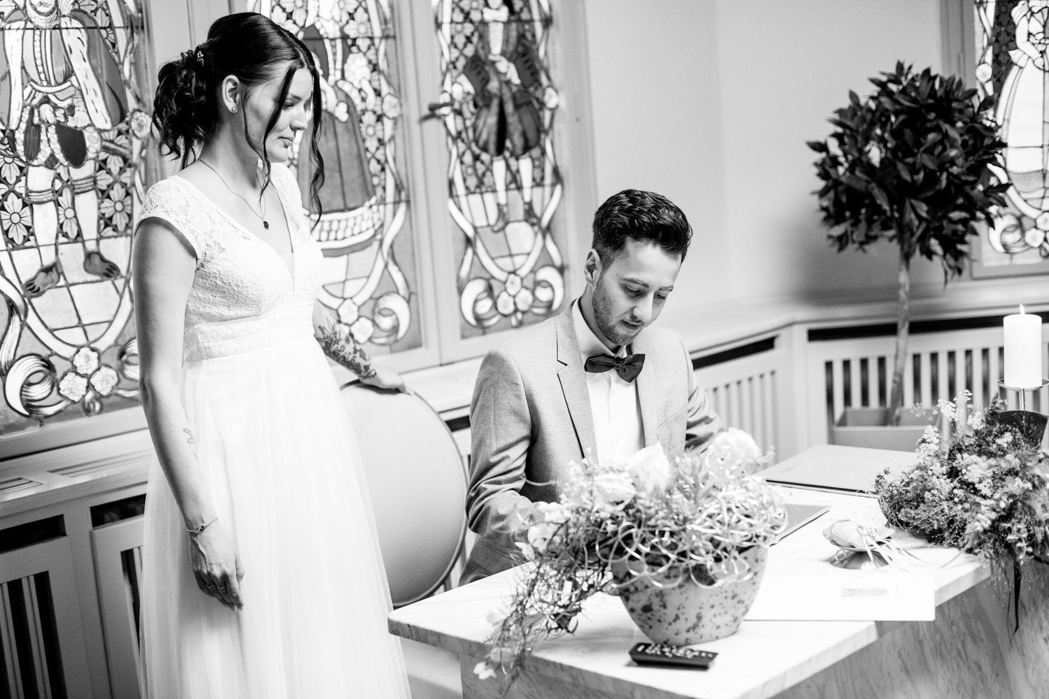 Hochzeitsfotograf berlin fotografiert Paar im Standesamt