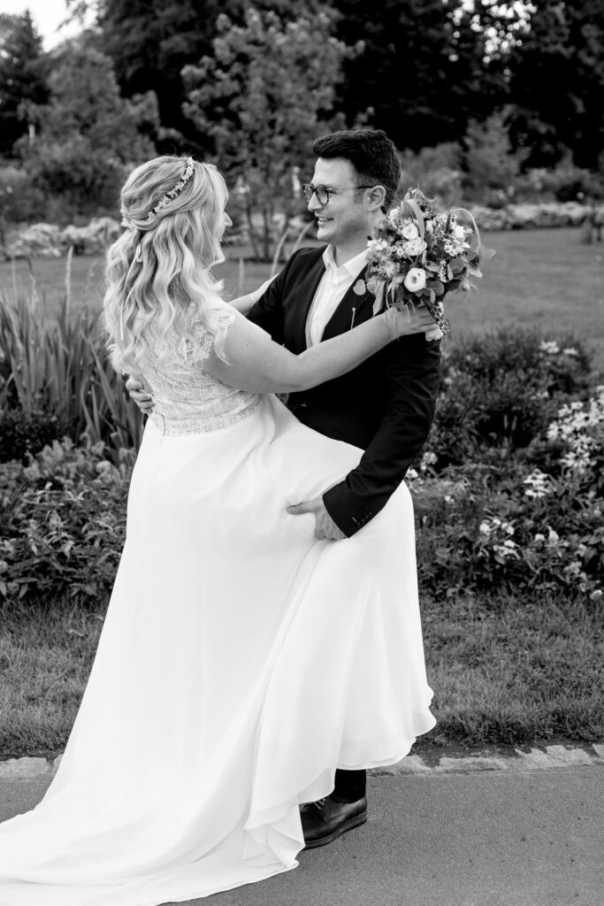 Hochzeitsfotograf Berlin Hochzeitspaar im Garten Beelitz