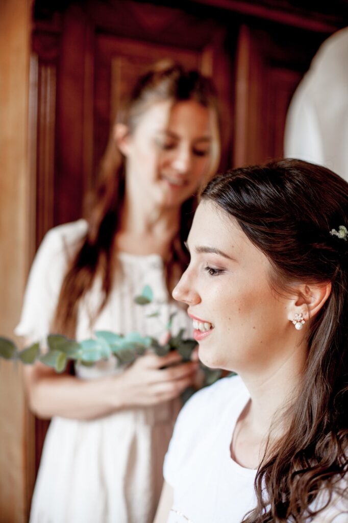 Hochzeitsfotograf Brandenburg Getting Ready Braut wird geschminkt bei Brautstyling mit Eukalyptus