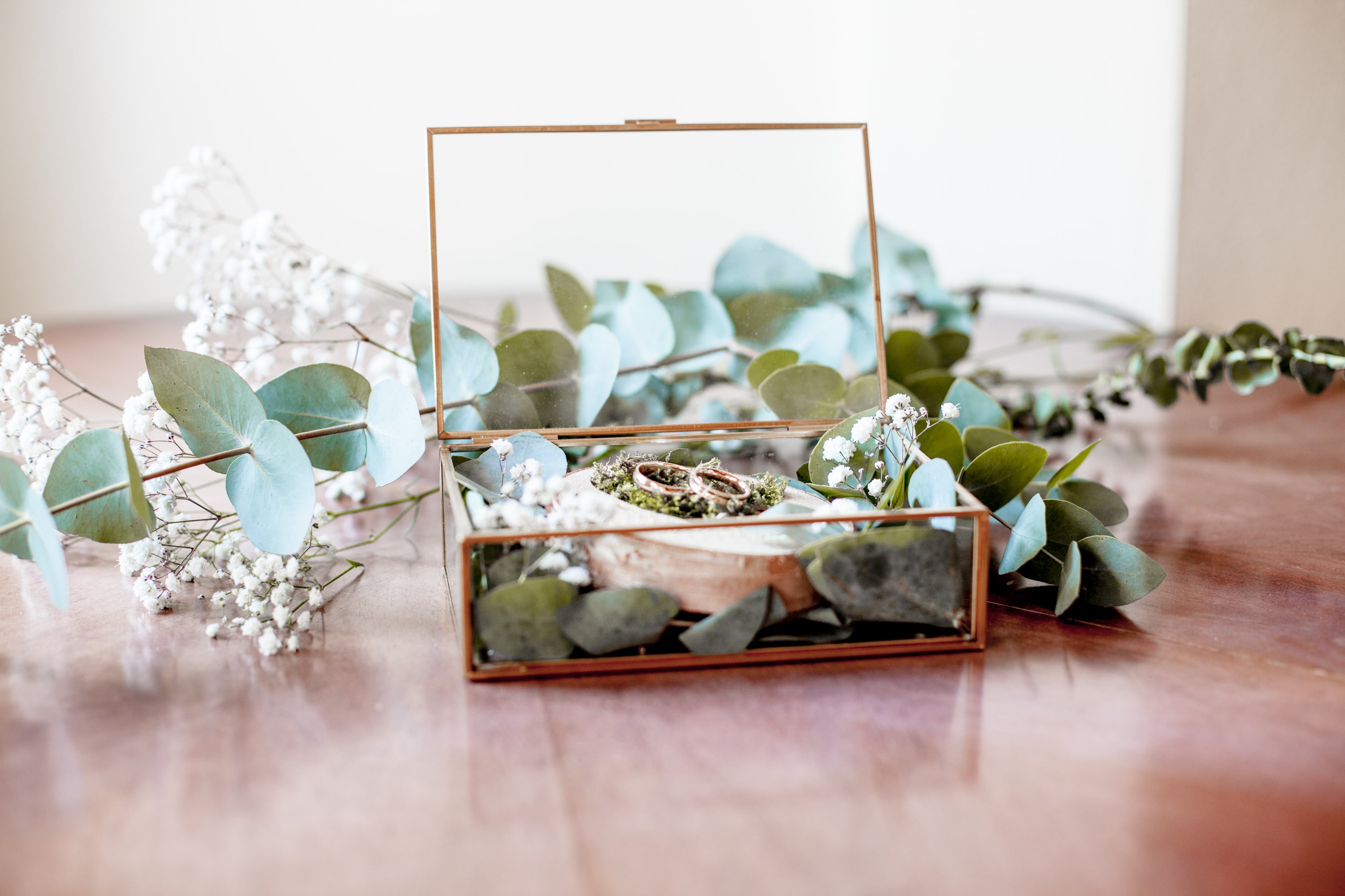 Hochzeitsfotograf Oldenburg gläserne RIngbox auf Holztisch