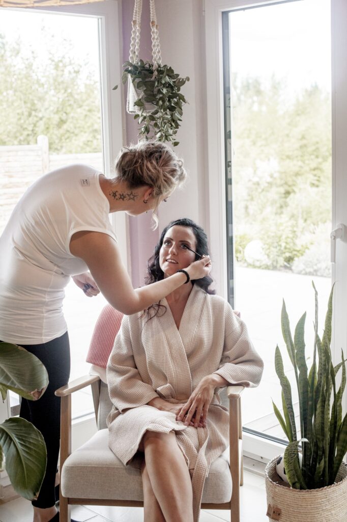 Hochzeitsfotograf Osnabrück Getting Ready Braut wird geschminkt
