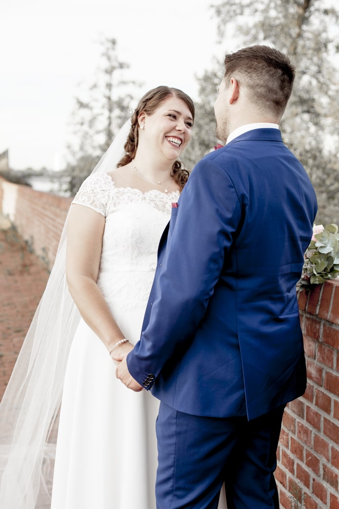 Hochzeitsfotograf Osnabrück Brautpaar schaut sich in die augen