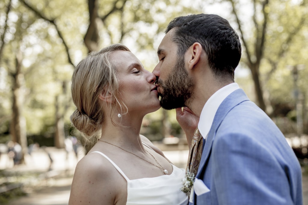Hochzeitsfotograf Osnabrück Brautpaarshooting Hochzeitspaar küsst sich im Park