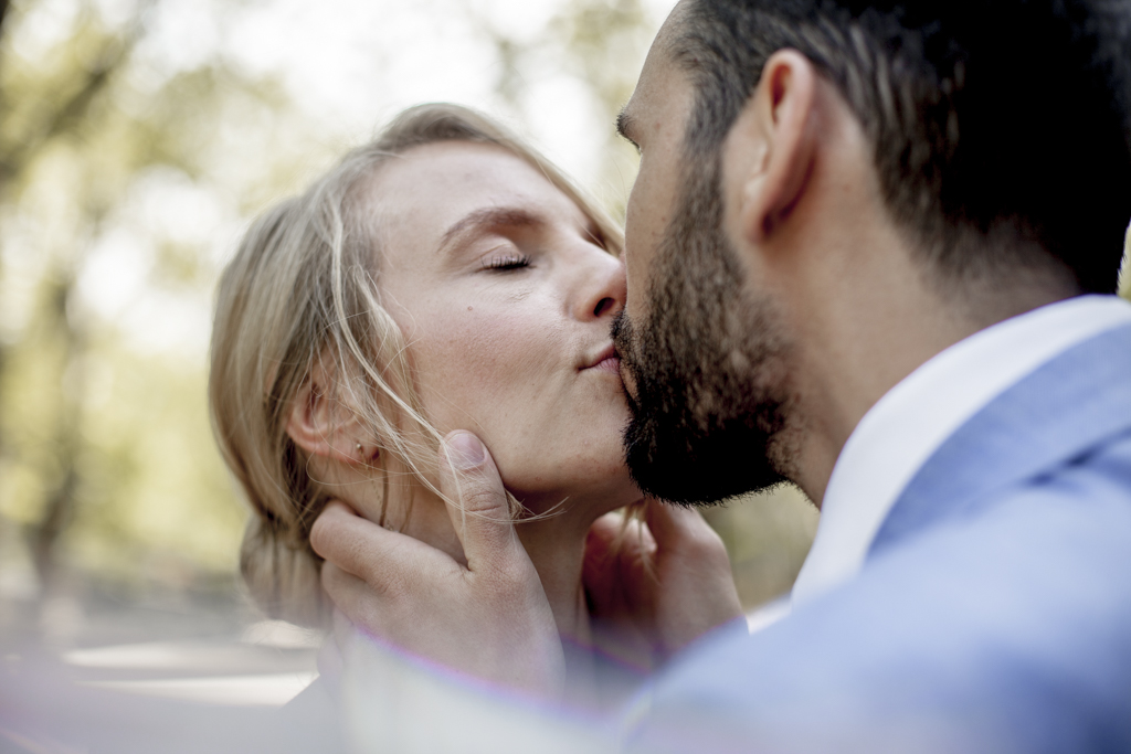 Hochzeitsfotograf Peitz Brautpaar küsst sich innig Nahaufnahme der Gesichter im Grünen