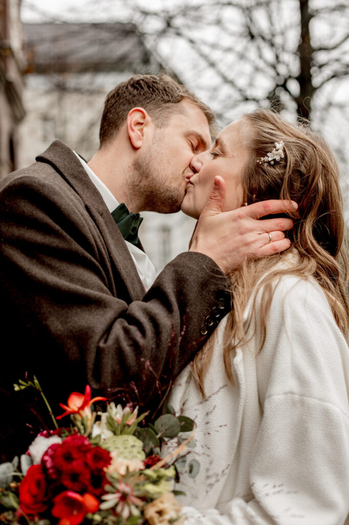 Hochzeitsfotograf Berlin Brautpaar küsst sich innig