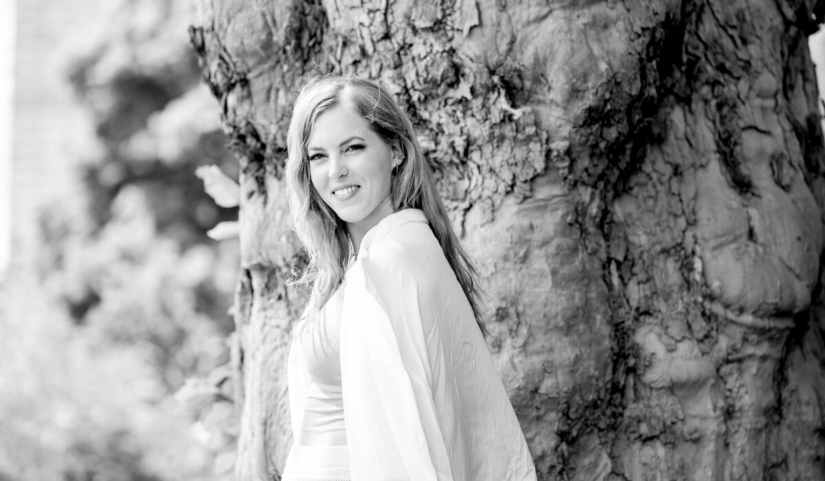 Hochzeitsfotograf Berlin Portait Hochzeitsfotografin vor einem Baum in der Natur