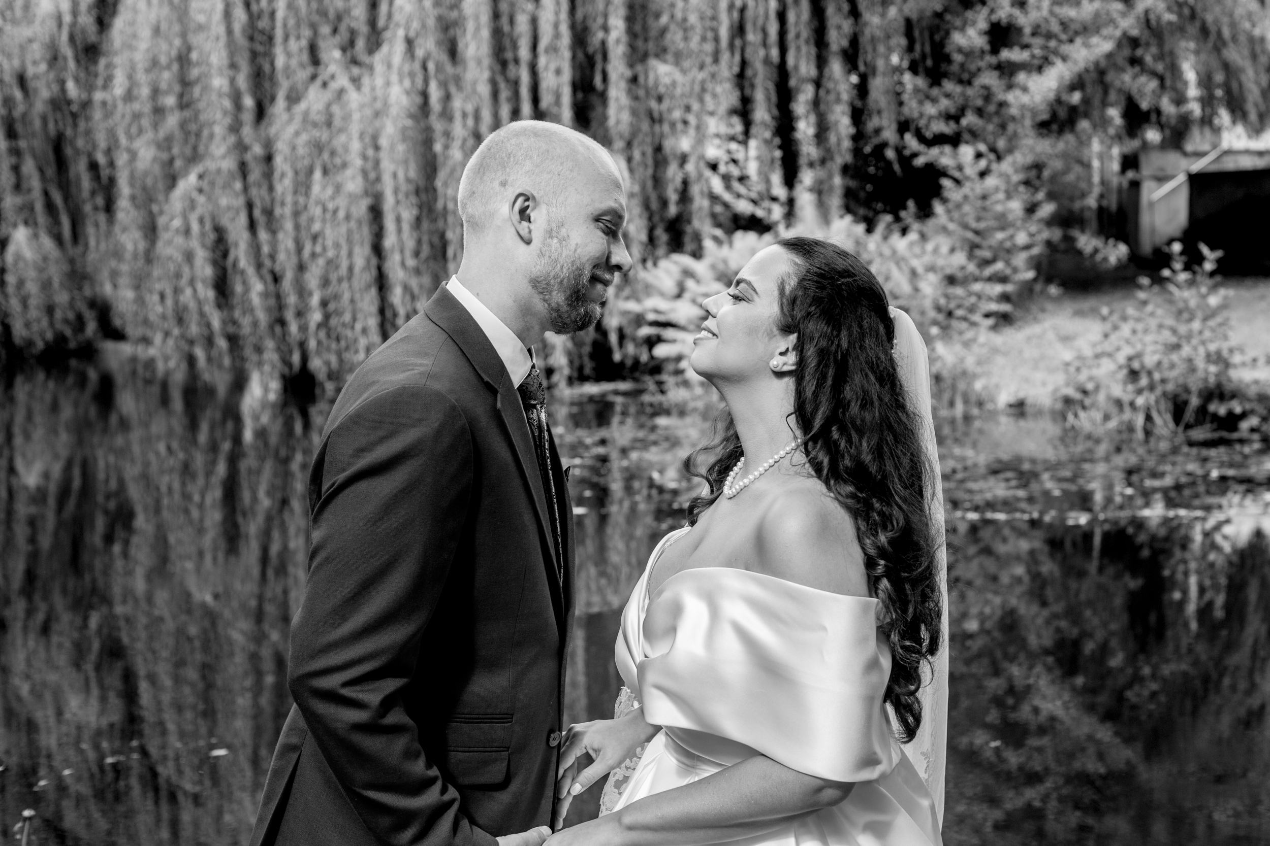 Hochzeitsfotograf Berlin Brautpaar reicht sich die Hände vor dem blauen Himmel