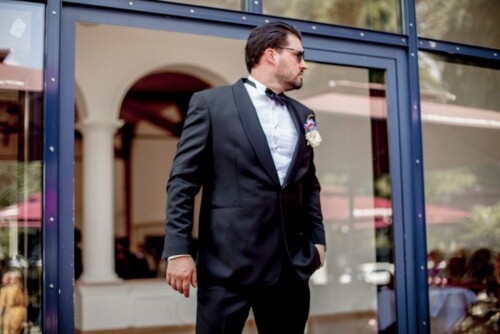 Hochzeitsfotograf Bräutigam schreitet zum Altar imJames Bond Stil