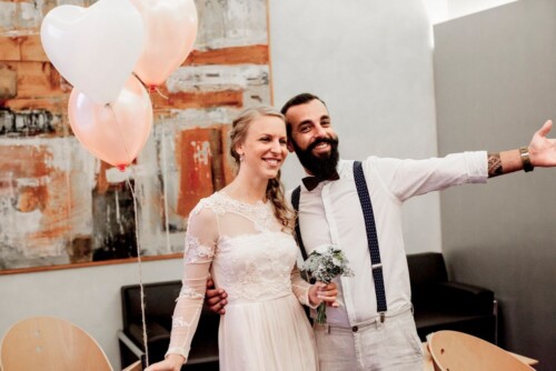 Hochzeitsfotograf Berlin standesamtliche Trauung Brautpaar lächelt