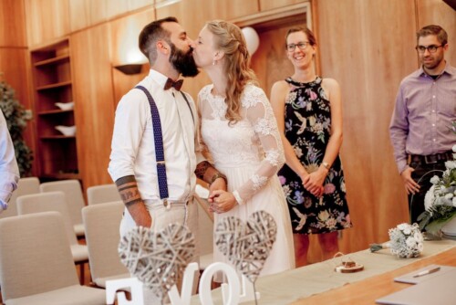 Hochzeitsfotograf Berlin standesamtliche Trauung erster Kuss
