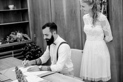 Hochzeitsfotograf Berlin standesamtliche Trauung Bräutigam unterschreibt
