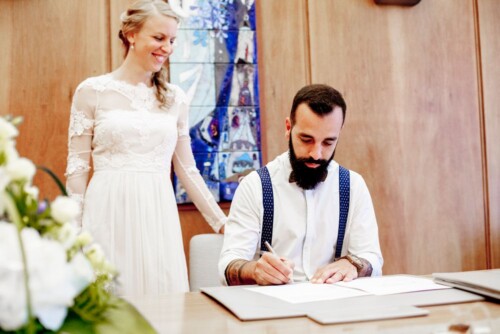 Hochzeitsfotograf Berlin standesamtliche Trauung Bräutigam unterschreibt