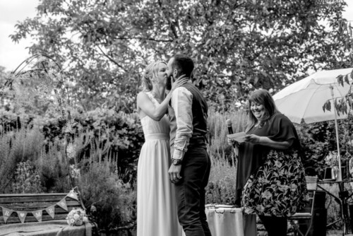 Hochzeitsfotograf Berlin Freie Trauung Zeremonie erster Kuss