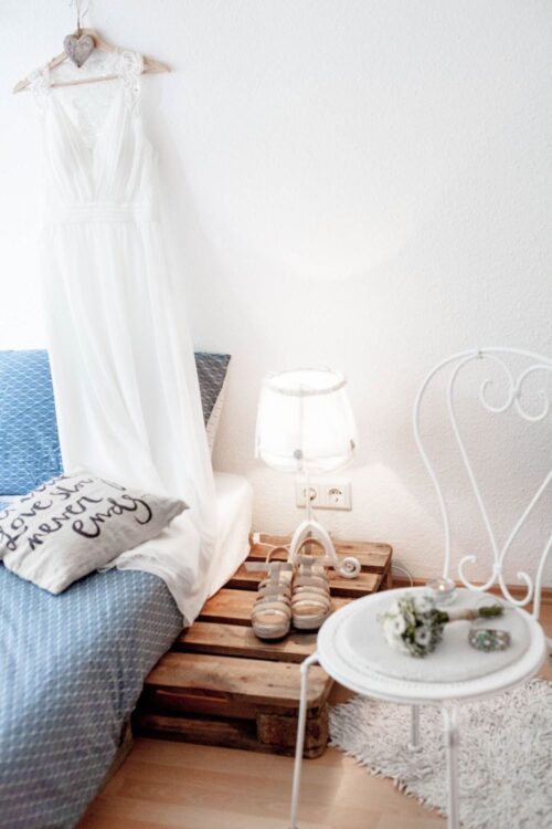 Hochzeitsfotograf Berlin Freie Trauung Getting Ready Braut Schuhe Kleid und Deko