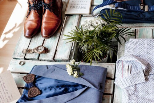 Hochzeitsfotograf Berlin Getting Ready Berlin Flatlay Uhr Hemd auf Holz Hochzeitsfotograf Berlin Getting Ready Berlin Flatlay Uhr Hemd auf Holz