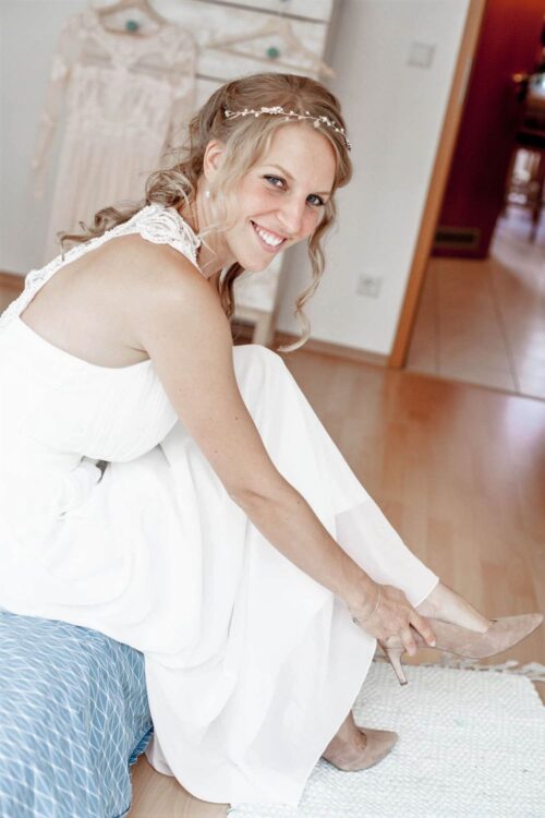 Hochzeitsfotograf Berlin Getting Ready Braut zieht Schuh an