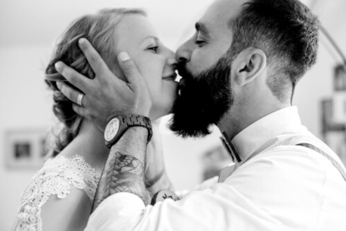 Hochzeitsfotograf Berlin Paarshooting Paar küsst sich