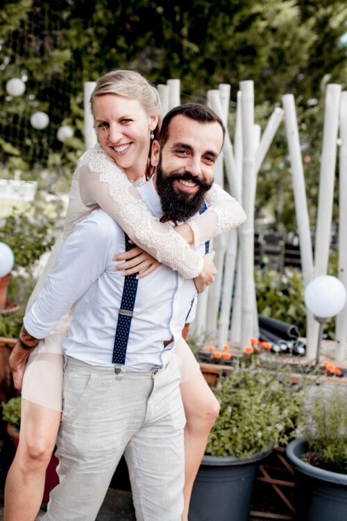 Hochzeitsfotograf Berlin Freie Trauung Paarshooting Huckepack lachend