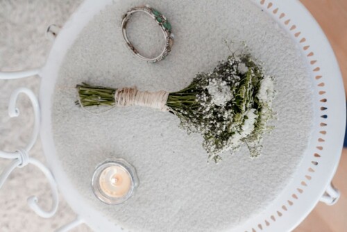 Hochzeitsfotograf Berlin Flatlay Blumenstrauss und Kerze