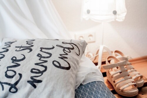 Hochzeitsfotograf Berlin beige Schuhe und Kissen mit schwarzer Schrift Hochzeitsfotograf Berlin beige Schuhe und Kissen mit schwarzer Schrift
