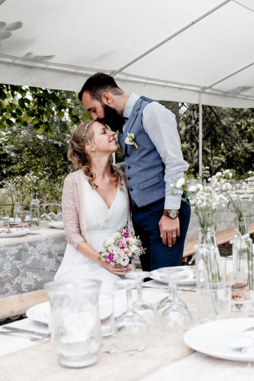 Hochzeitsfotograf Berlin Freie Trauung Zeremonie Bräutigam küsst Braut auf Stirn