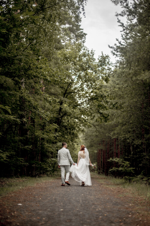 Hochzeitsfotograf Berlin Hochzeitspaar geht im Wald spazieren in Richtershorn am See