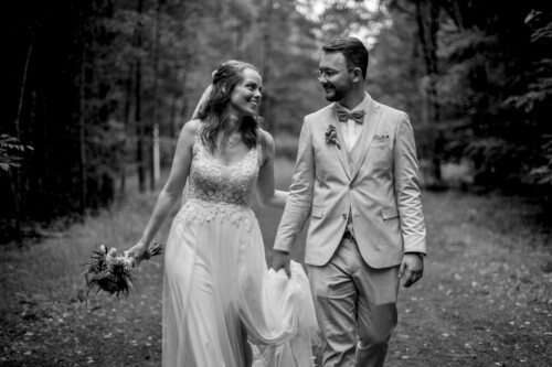 Hochzeitsfotograf Berlin Hochzeitspaar geht im Wald spazieren in Richtershorn am See
