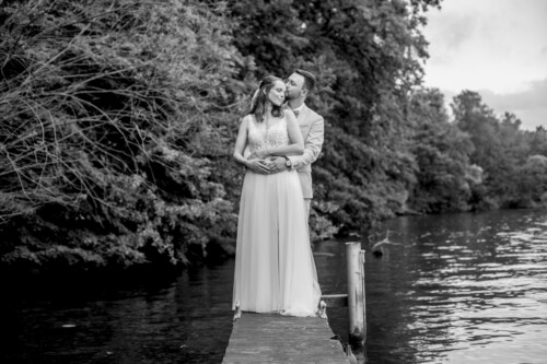 Hochzeitsfotograf Berlin Paar küsst sich auf Steg in Richtershorn am See