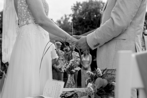 Hochzeitsfotograf Berlin Bräutigam und Braut stehen sich gegenüber und halten sich ihre Hände in Richtershorn am See