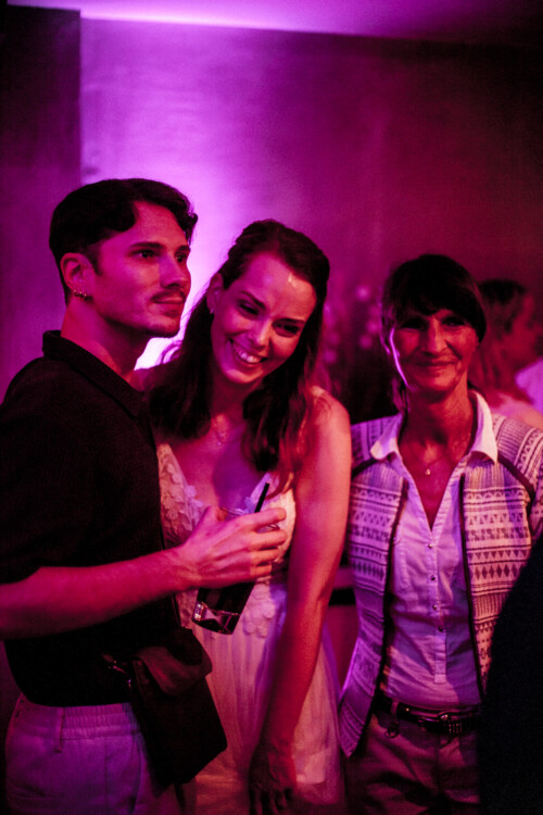 Hochzeitsfotograf Berlin Braut feiert in blauen Partylichern in Richtershorn am See