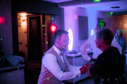 Hochzeitsfotograf Berlin Bräutigam feiert in pinken Partylichern in Richtershorn am See