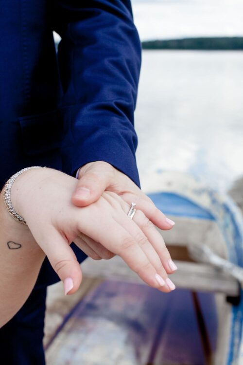 Beelitz Standesamt Brautpaar am Wasser mit Trauringen