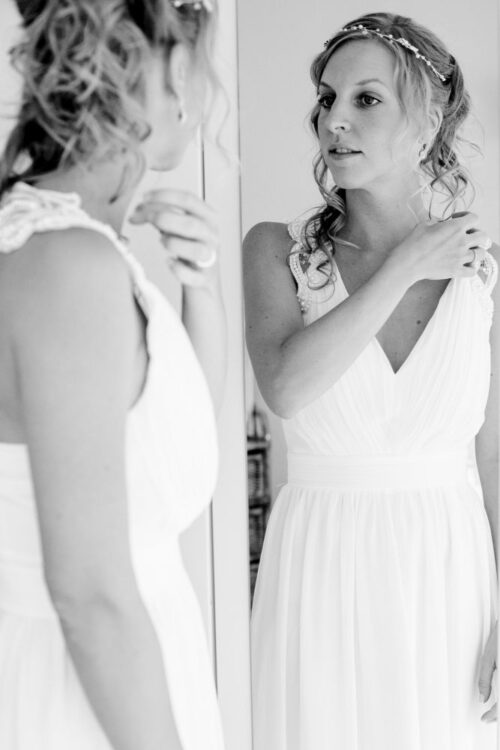 Hochzeitsfotograf Berlin Getting Ready Braut schaut in Spiegel