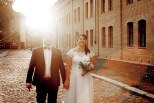 Hochzeitsfotograf Berlin Brautpaar spaziert im Sonnenuntergang bei Zitadelle Spandau