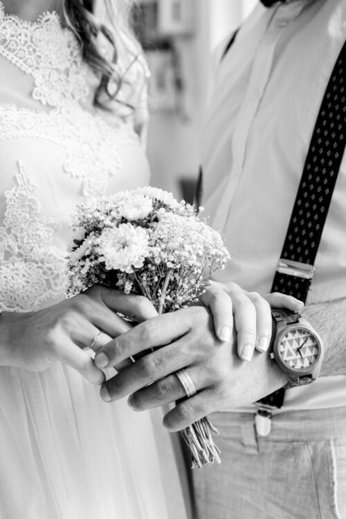 Hochzeitsfotograf Osnabrück Hände Brautpaar mit Brautstrauss und Armbanduhr
