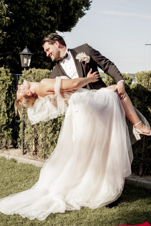 Hochzeitsfotograf Osnabrück Brautpaarshooting Brautpaar tanzt im Garten