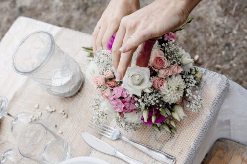 Hochzeitsfotograf Osnabrück Dekoration Hochzeitstisch mit Blumenstrauss