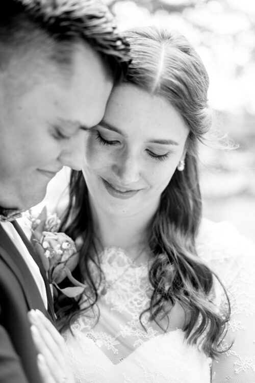 Hochzeitsfotograf Osnabrück Brautpaar lächelt und schaut verträumt nach unten