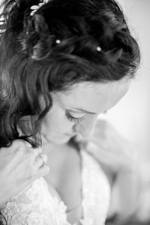 Hochzeitsfotograf Peitz schwarz weiss Getting Ready Nahaufnahme Gesicht der Braut