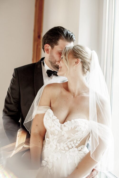 Hochzeitsfotograf Potsdam Braut dreht sich zu Bräutigam um und schmiegt sich an ihn